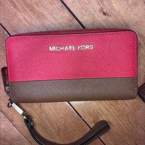 ✨Michael Kors wristlet wallet✨